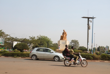 Le Maire diplômé de l'ENA et membre de l'Alliance pour la démocratie au Mali-Parti africain pour la solidarité et la justice (Adéma-Pasj), Adama SANGARE, a lancé aujourd'hui depuis le boulevard du Mali, une vaste opération de sensibilisation et de salubrité sur l'ensemble des communes du district de Bamako. Tous droits réservés © Boub’s SiDiBÉ | digital Studio
