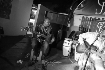 La bande à Ali Farka Touré était sur la scène du Club de Jazz de Bamako et le public de bamakois a répondu en faisant le déplacement, non seulement pour rendre hommage au maître du WALLAHIDU, mais surtout pour se remémorer les bons moments avec les vieux copains retrouvés. --- Crédit photo © Boub's SiDiBÉ, PhotoJournaliste. +d’info sur www.boubs.xyz IMPORTANT: Veuillez ne pas utiliser productions photographiques de Boub's Sidibé, sans sa permission explicite.
