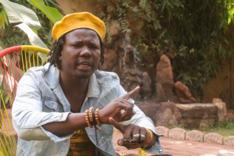 N2A TEGUIL est incontestablement l'un des artistes Tchadien les plus engagés du moment. Sans aucun sentiment de gêne ni de crainte, le rappeur qui aujourd'hui aborde un virage à 360 dégré vers le reggae arbore fièrement, mais avec beaucoup d’émotions les souffrances du peuple, opprimé et délaissé par le système de gouvernance de son pays, aux méthodes peu orthodoxe. De son nom d’état civil NGUEITA ALLAH ASKO Alfred dit N2A est né le 12 mars 1990 à N’Djamena (Tchad). Tous droits réservés © Boub’s SiDiBÉ | digital Studio